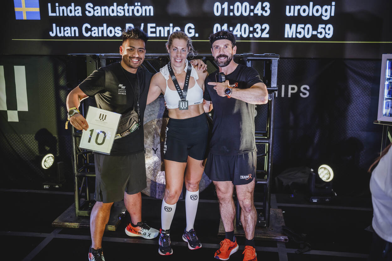 Wereldkampioen Esther de Roo staat in de midden tussen Marnix Kaspers (rechts) en een jurylid.