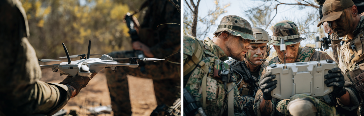 Links houdt een militair een kleine drone in zijn hand vast. Rechts zitten militairen gehurkt naast elkaar en bekijken controller van drone.