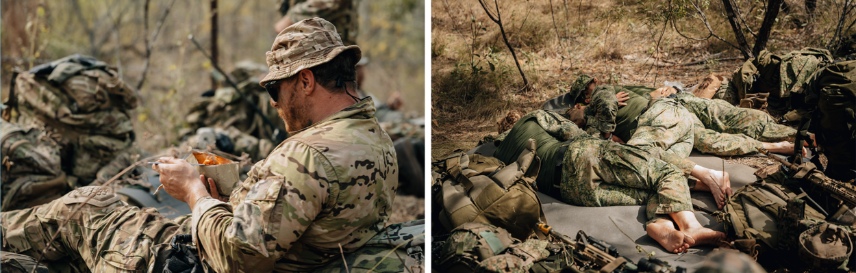 Links zit een militair in de bush en eet een maaltijd en rechts slapen drie militairen tijdens een oefening in de openlucht in de Australische bush.