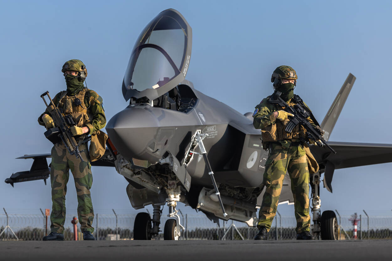 Twee Noorse militairen bij een F-35.