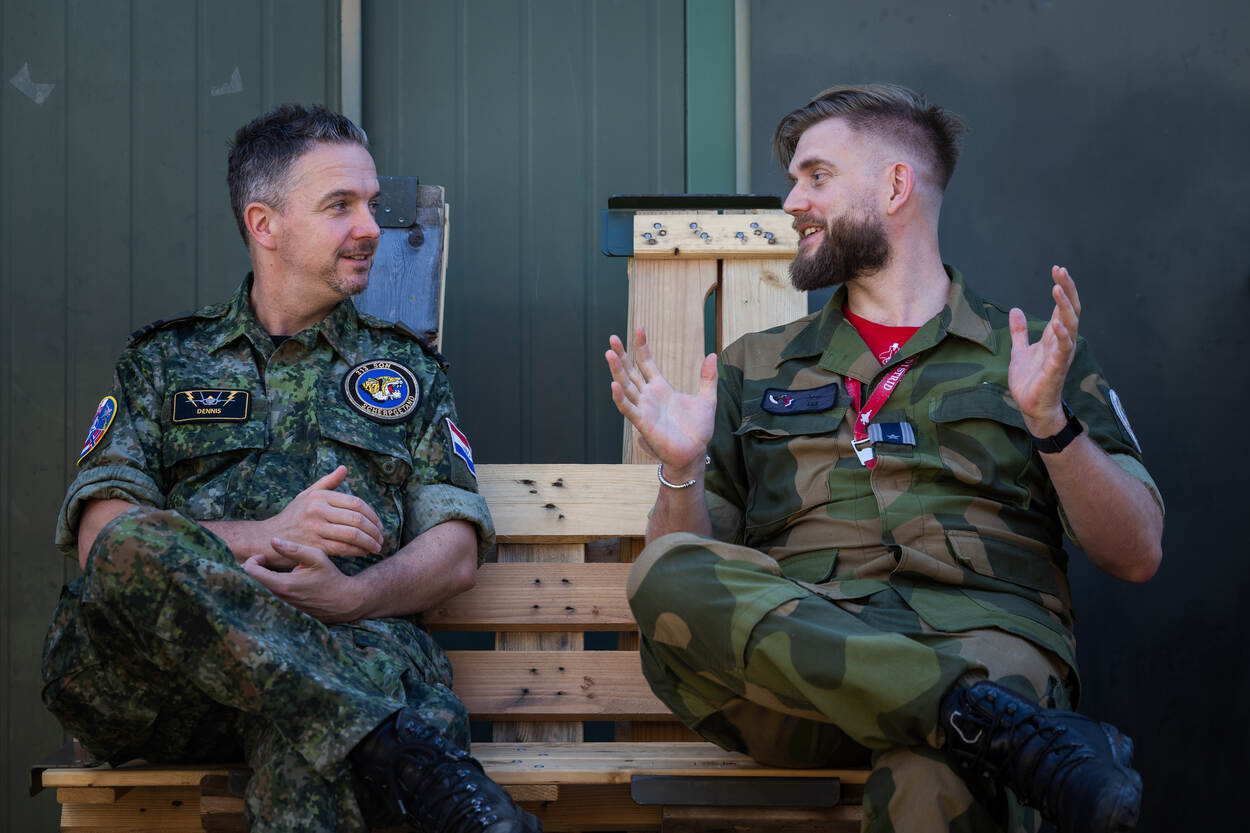 Majoors Dennis (links) en Lux (rechts) pratend op een bankje.