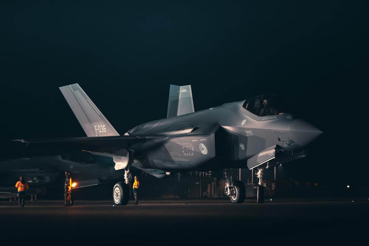 Een F-35 in het donker.
