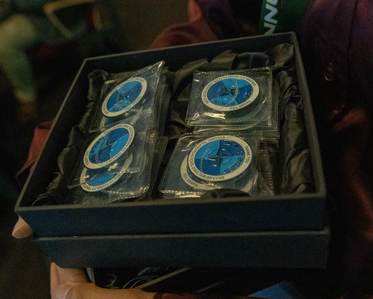 Een bakje met muntstukken als aandenken voor bezoekers conferentie.