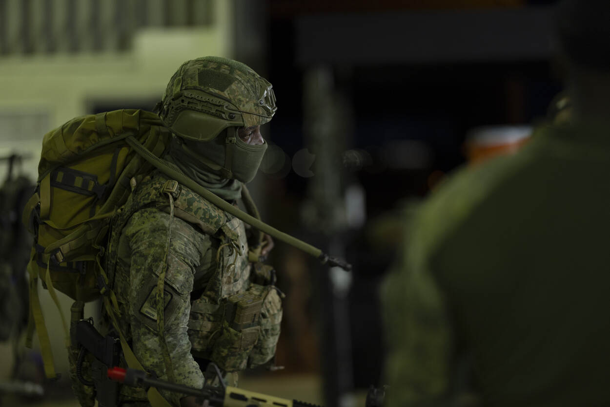 Een CURMIL-militair maakt zich klaar om aan boord te gaan.