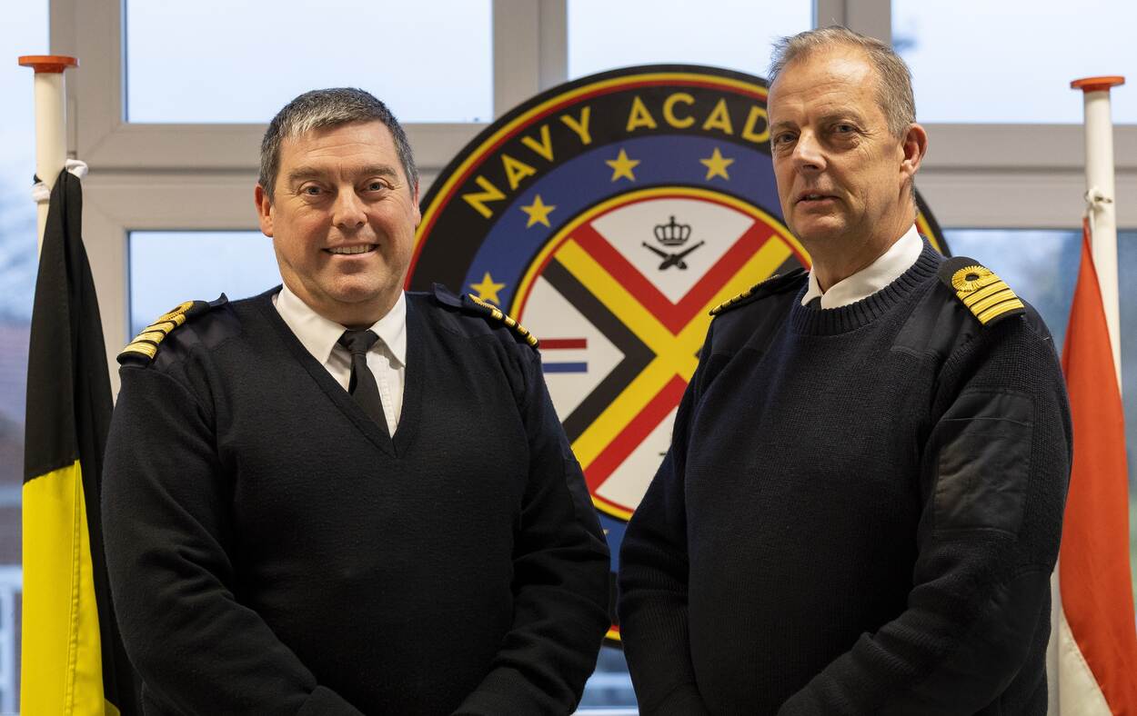 Op de foto staan de Belgische en Nederlandse hoofden opleidingen van de marine.