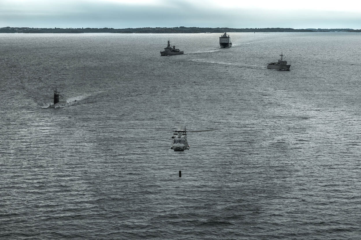 De deelnemende schepen aan oefening Riptide en een helikopter op volle zee.
