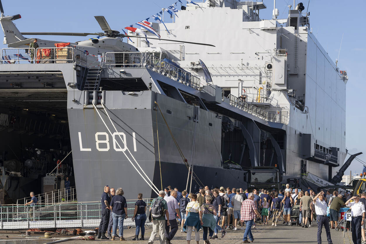 Zr.Ms. Johan de Witt ligt tegen de kade in Rotterdam met veel publiek op de kade.