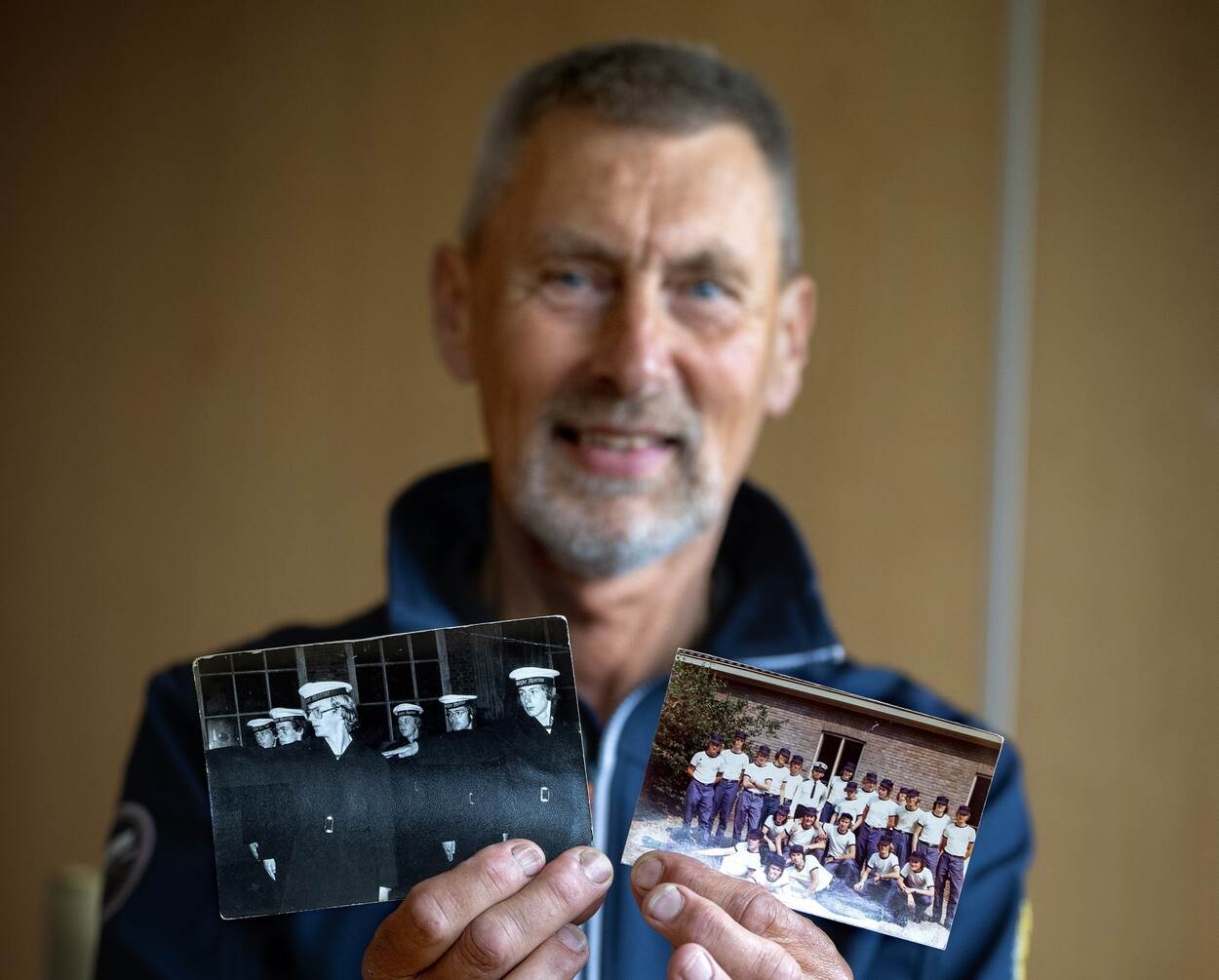 Ton Stavenuiter kijkt in de camera, met voor zijn gezicht 2 foto’s van de toen 16-jarige Stavenuiter, die in dienst kwam bij de Koninklijke Marine.