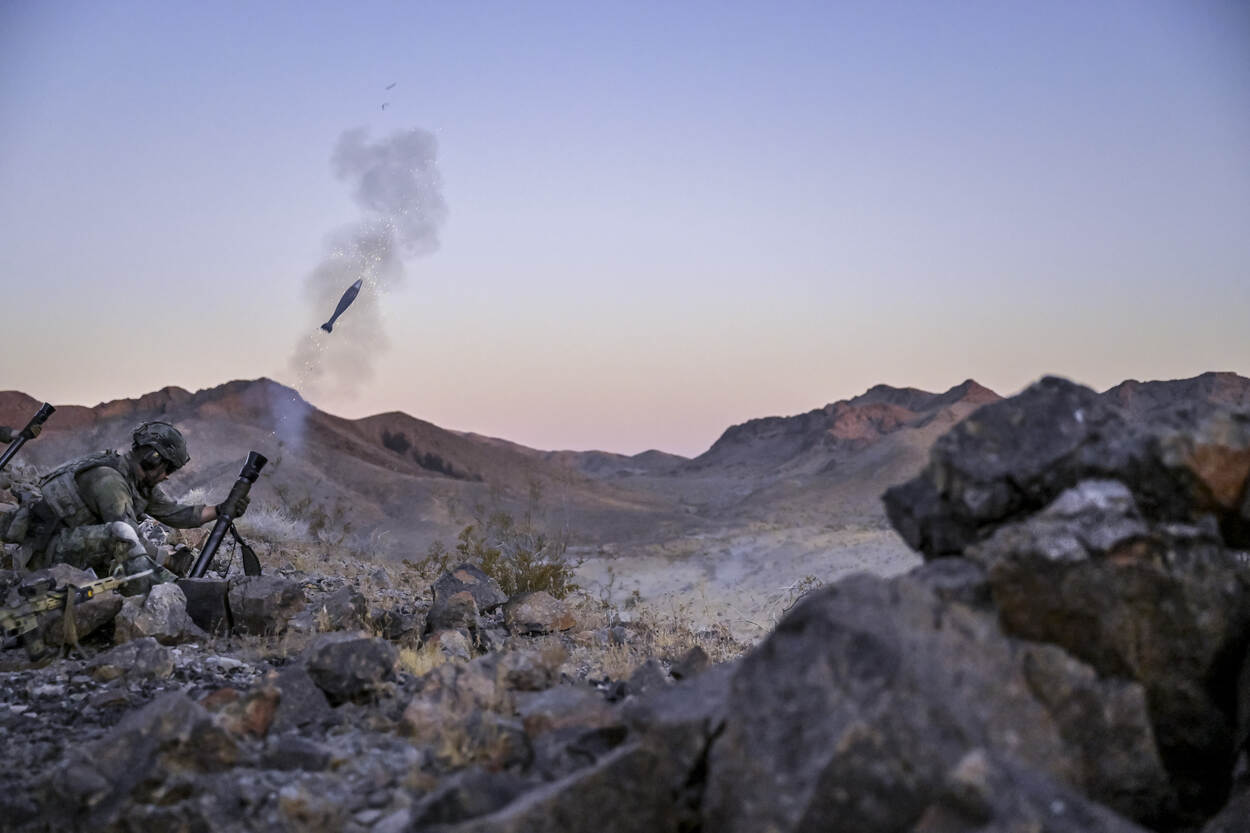 Mariniers vuren een mortiergranaat af tijdens de Live Fire Tactical Training bij Twentynine Palms in de Verenigde Staten.