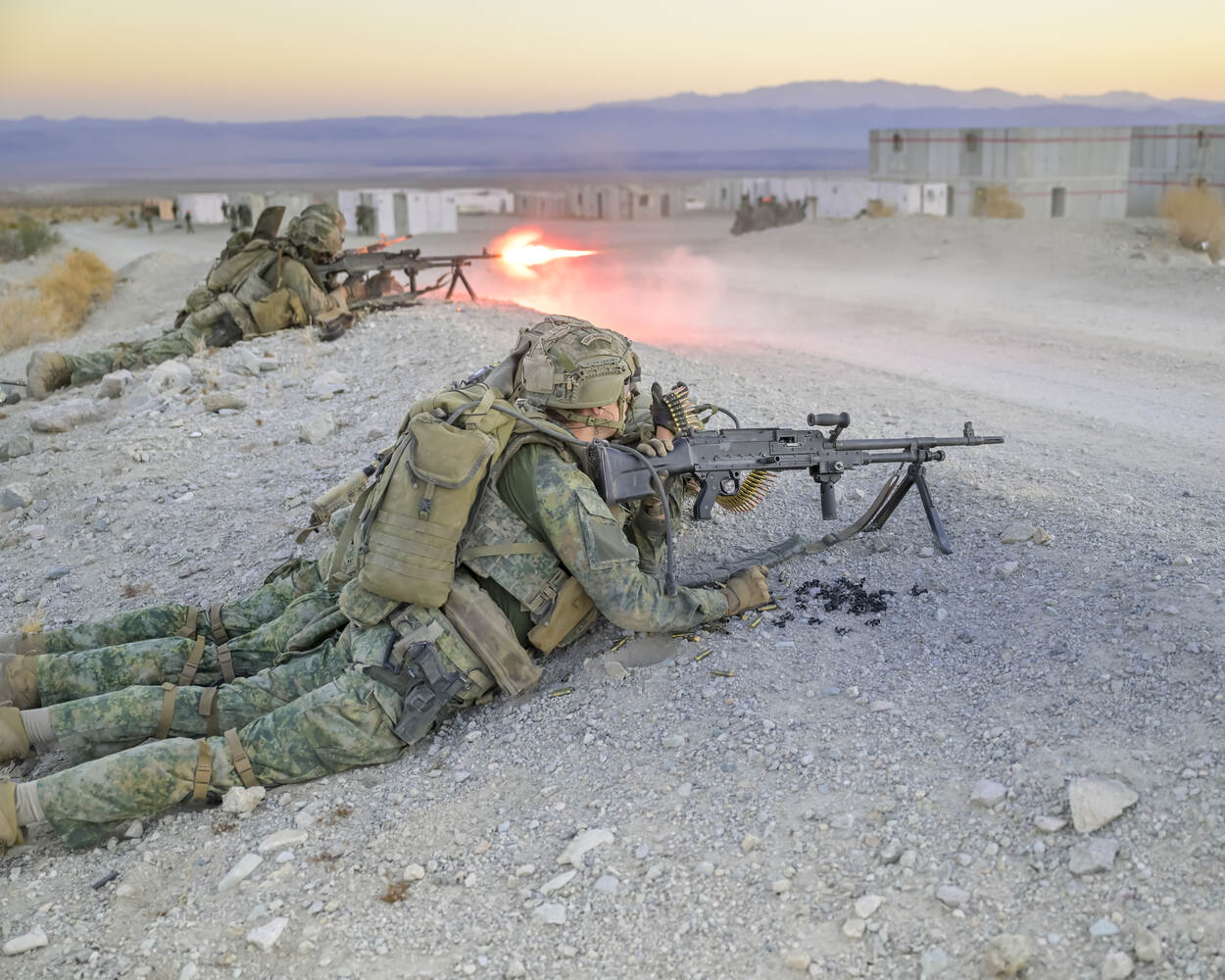 Mariniers bestormen een oefendorp tijdens de Live Fire Tactical Training bij Twentynine Palms in de Verenigde Staten.