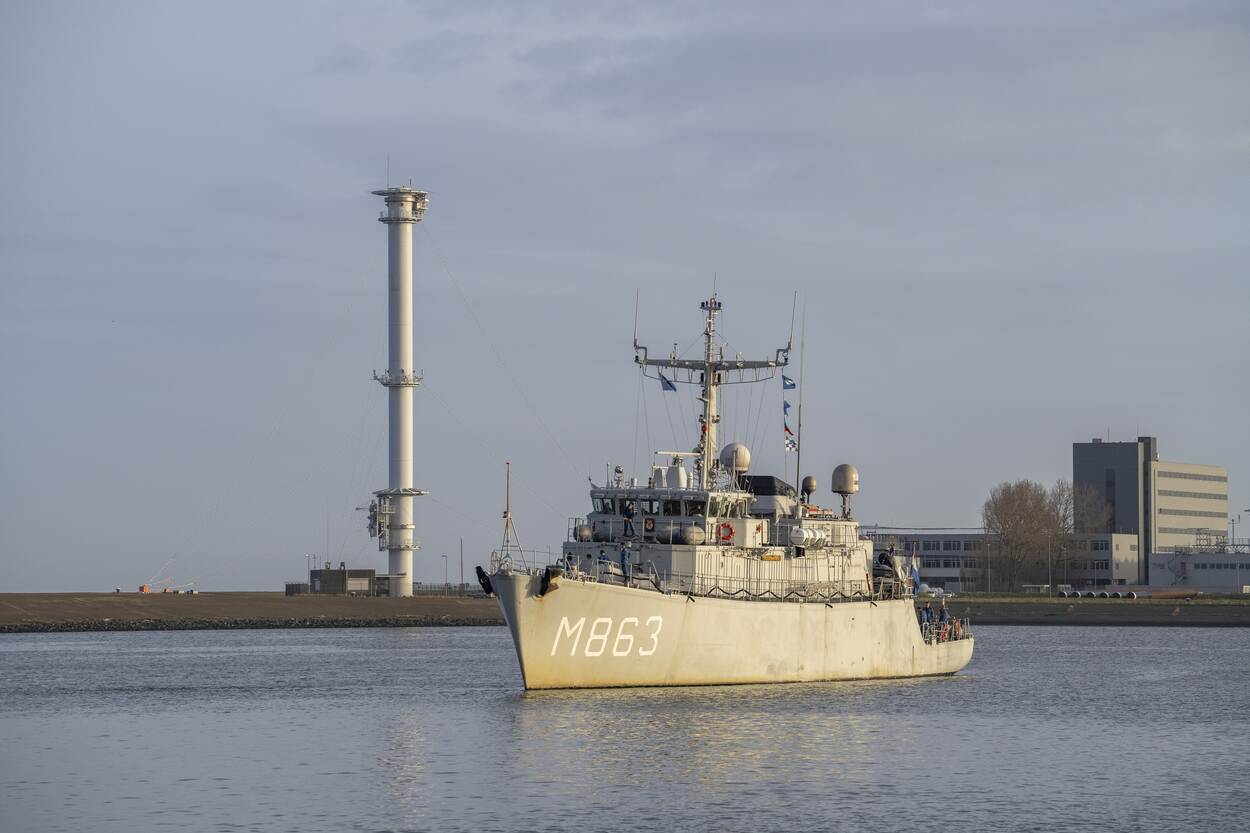 Zr.Ms. Vlaardingen tijdens een operatie op zee in 2023.