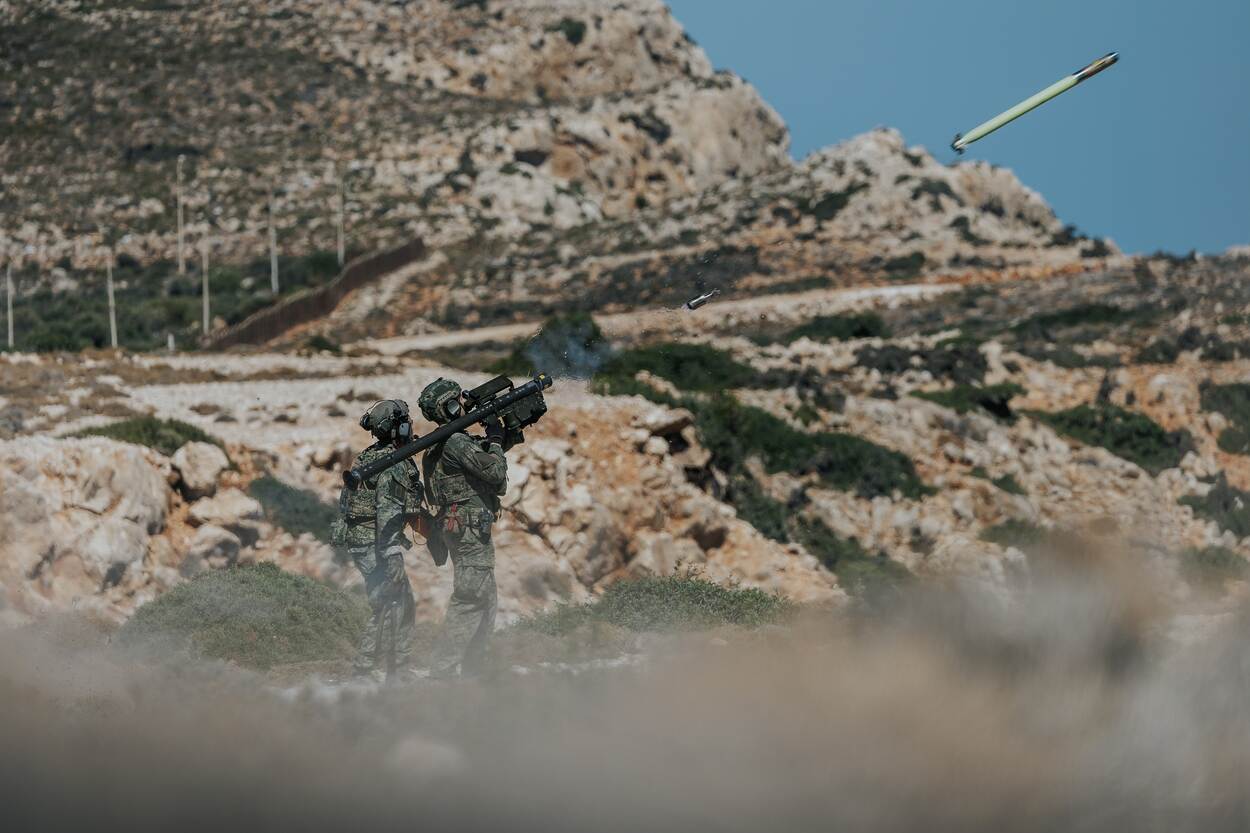 Een mariniers vuurt de Stinger af, de raket heeft de schietbuis verlaten.