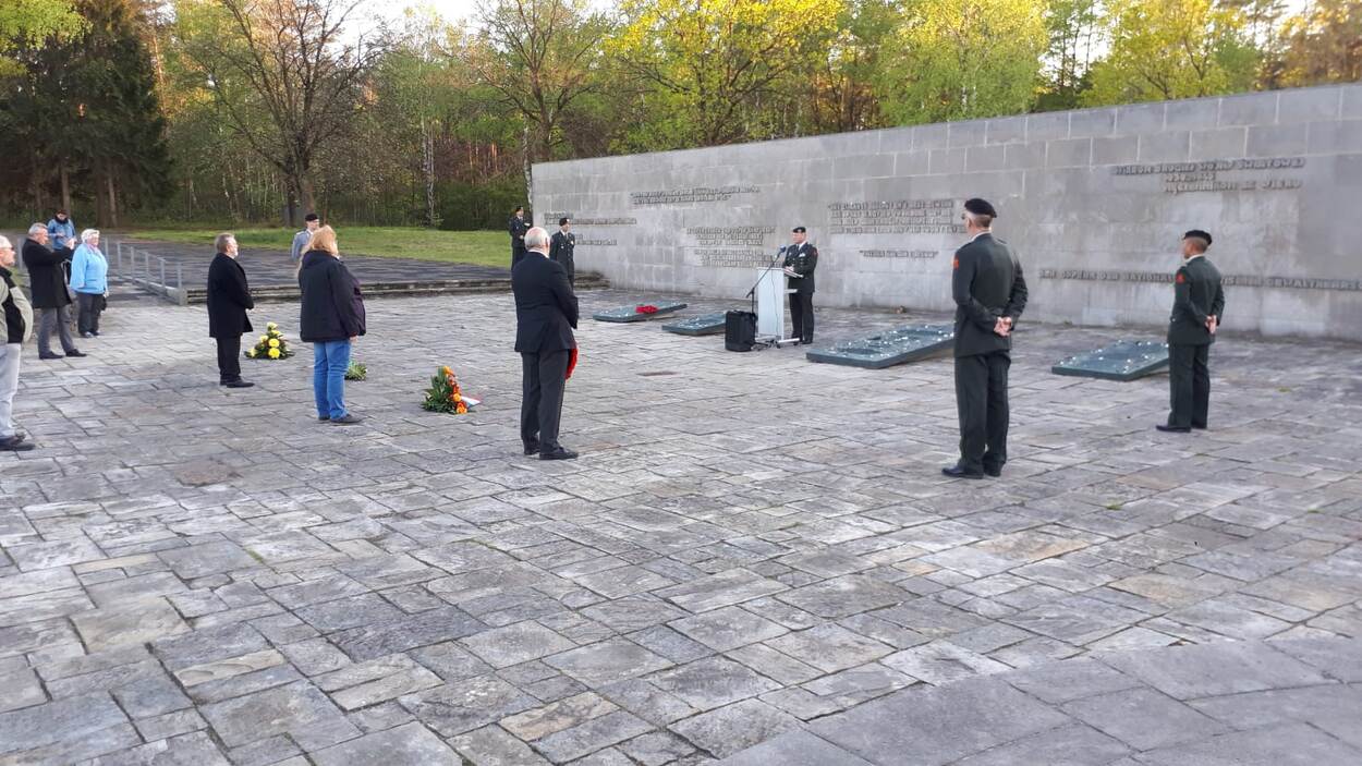 Dodenherdenking in het voormalige kamp Bergen-Belsen