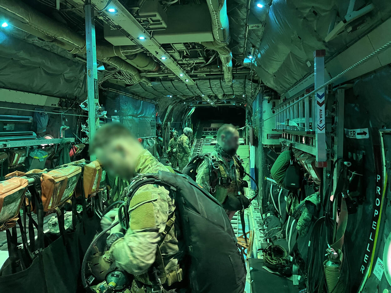 Militairen in een C-130 maken zich klaar voor de dropping boven Gaza.