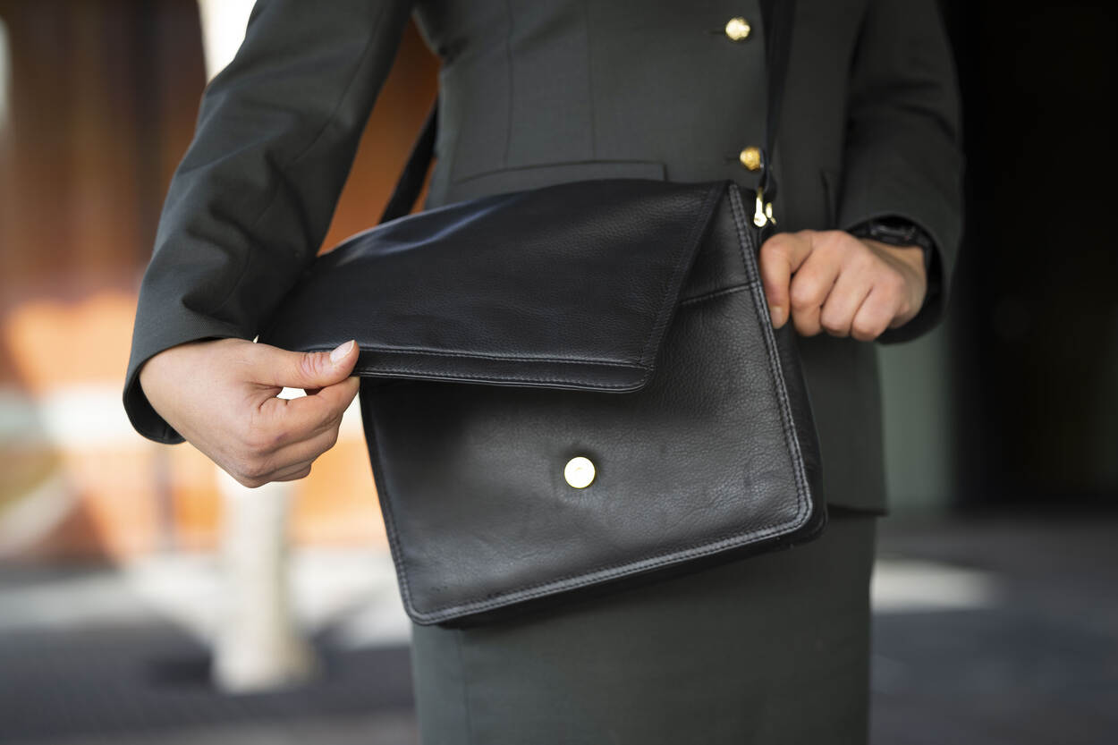 De handtas voor vrouwelijke landmachtmilitairen. Zwart van kleur, gemaakt van leer, met een schouderband.