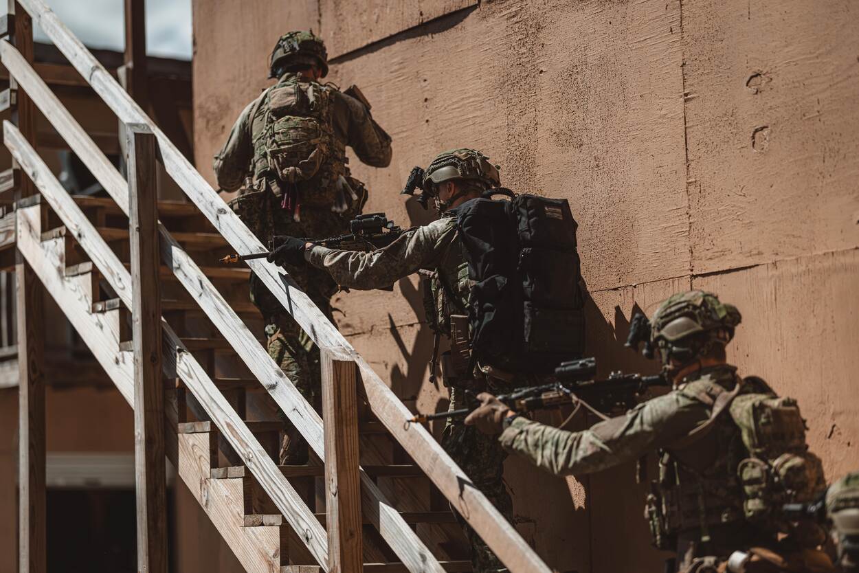 militairen lopen een trap op