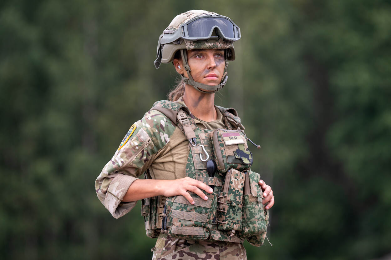 NEDERLANDSE MILITAIR IN LITOUWEN KIJKT VOOR HAAR UIT.