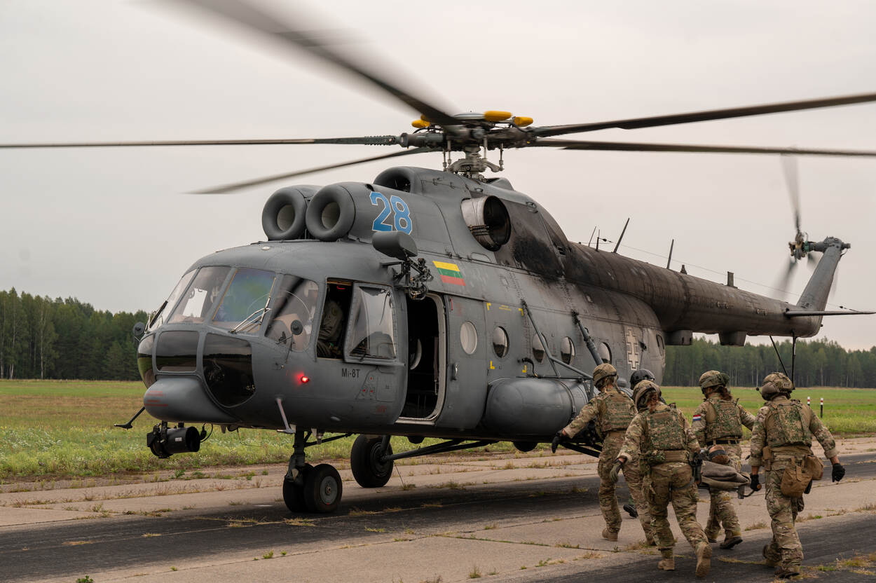 MILITAIREN LOPEN NAAR EEN HELIKOPTER.