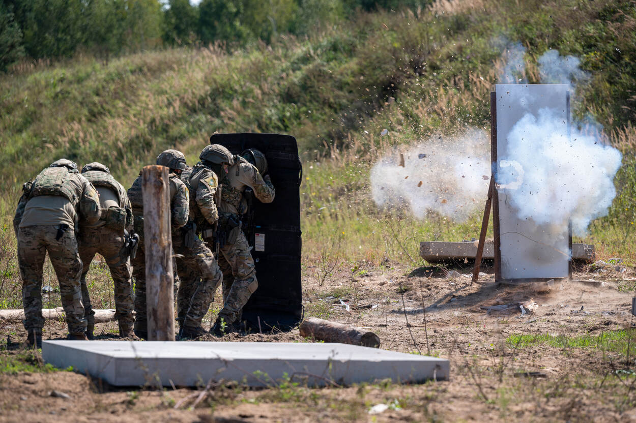 MILITAIREN BLAZEN EEN DEUR OP.