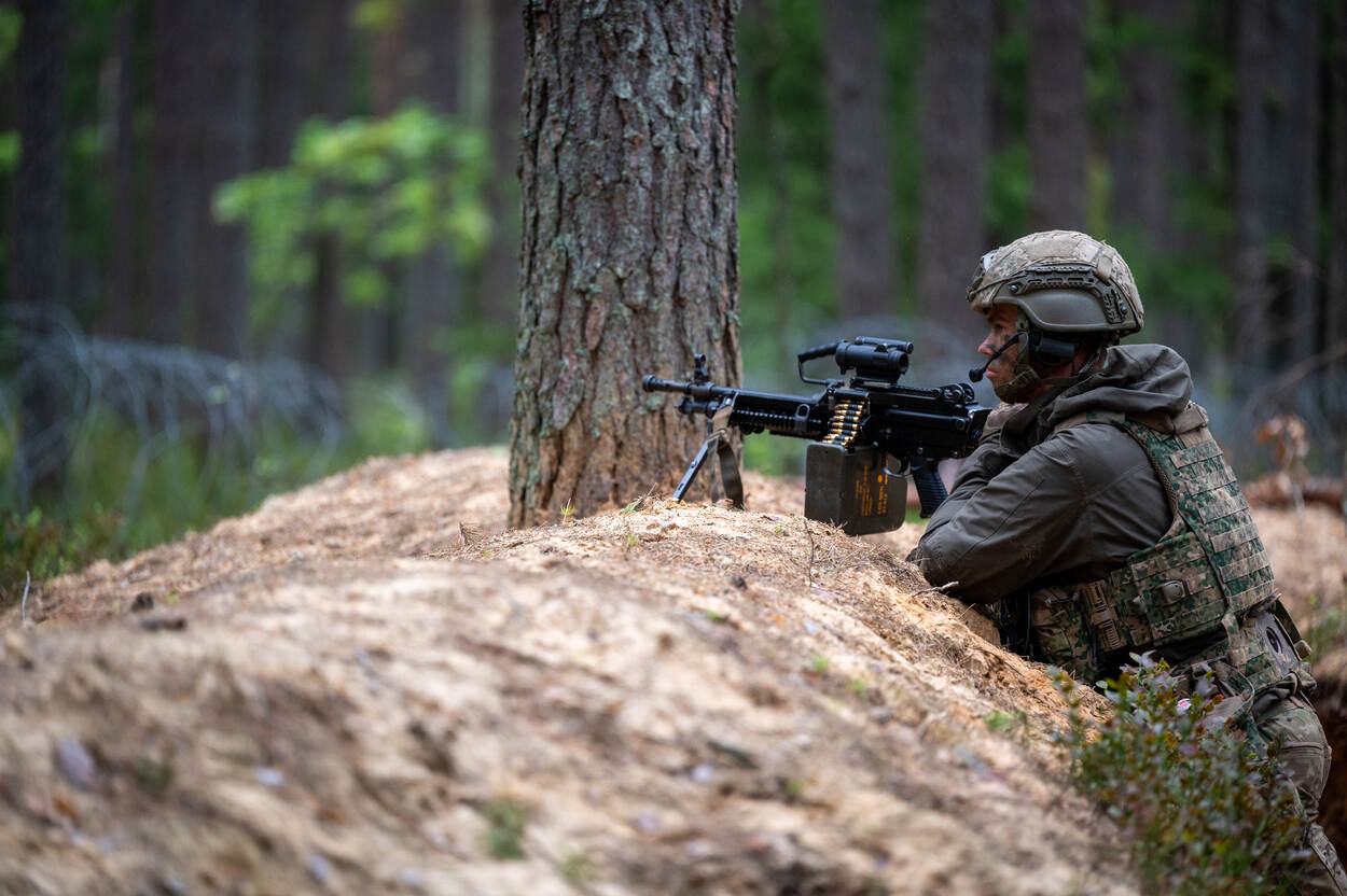 - NEDERLANDSE MILITAIR SCHIET MET MINIMI.