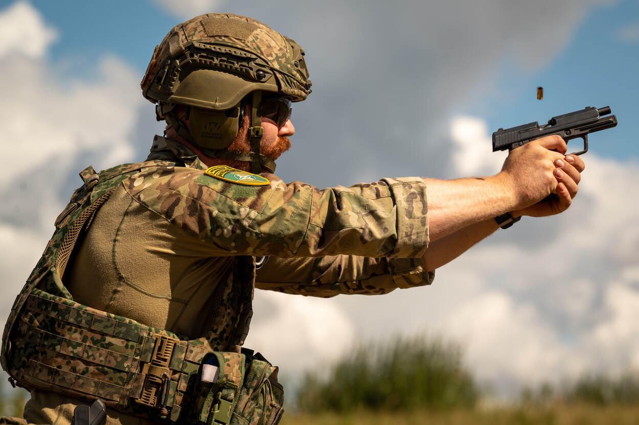 NEDERLANDSE MILITAIR SCHIET MET EEN GLOCK.