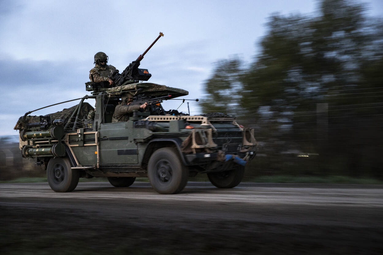 Een militair rijdt op de weg