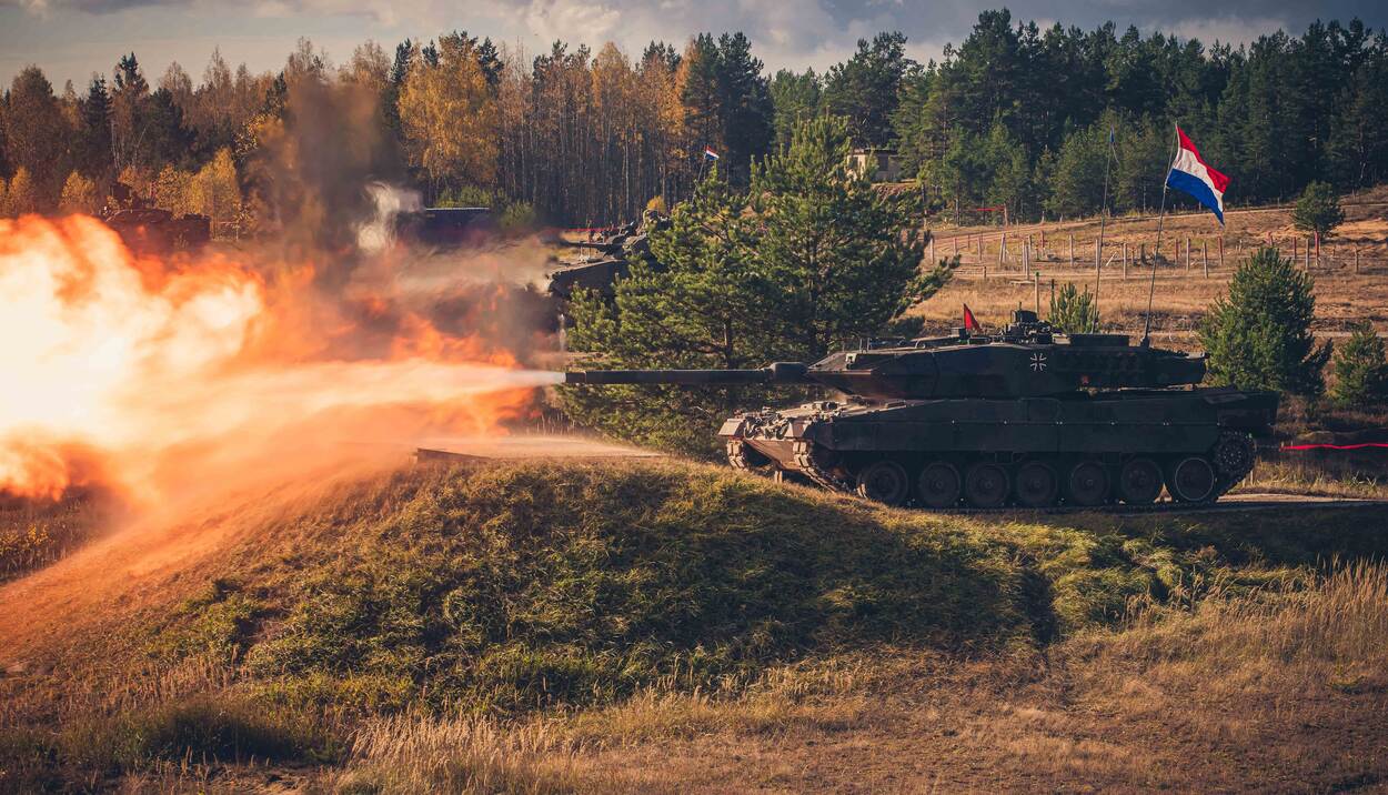 Een Leopard 2A6-gevechtstank vuurt in een militair oefentterrein