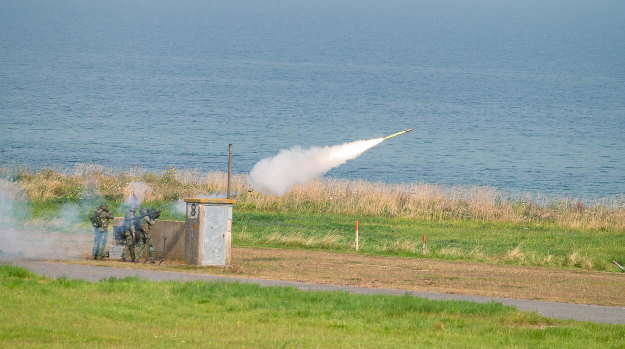 Een militair vuurt een Stingerraket af.