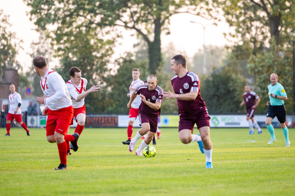 Militairen in actie tijdens de voetbalwedstrijd