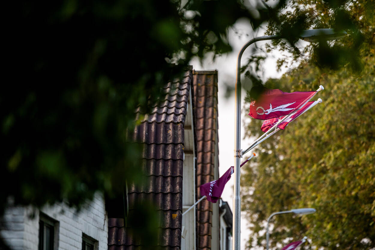 Airbornevlaggen in de Dorpsstraat in Driel