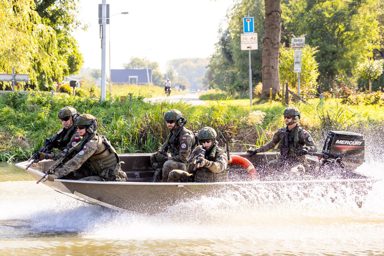 Poolse boot komt aangevaren