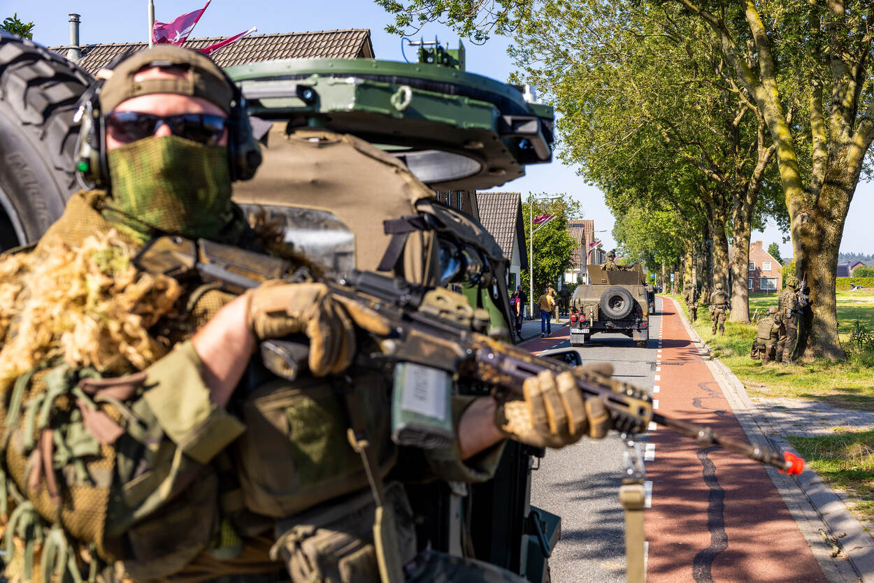 Poolse militairen in de Dorpsstraat in Driel