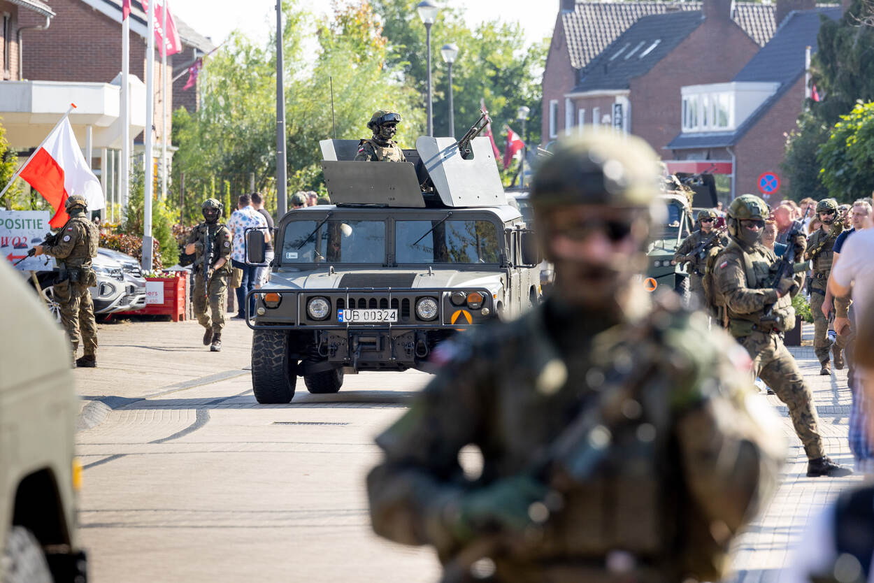 Poolse militairen voeren hun oefening uit tussen het belangstellende publiek.