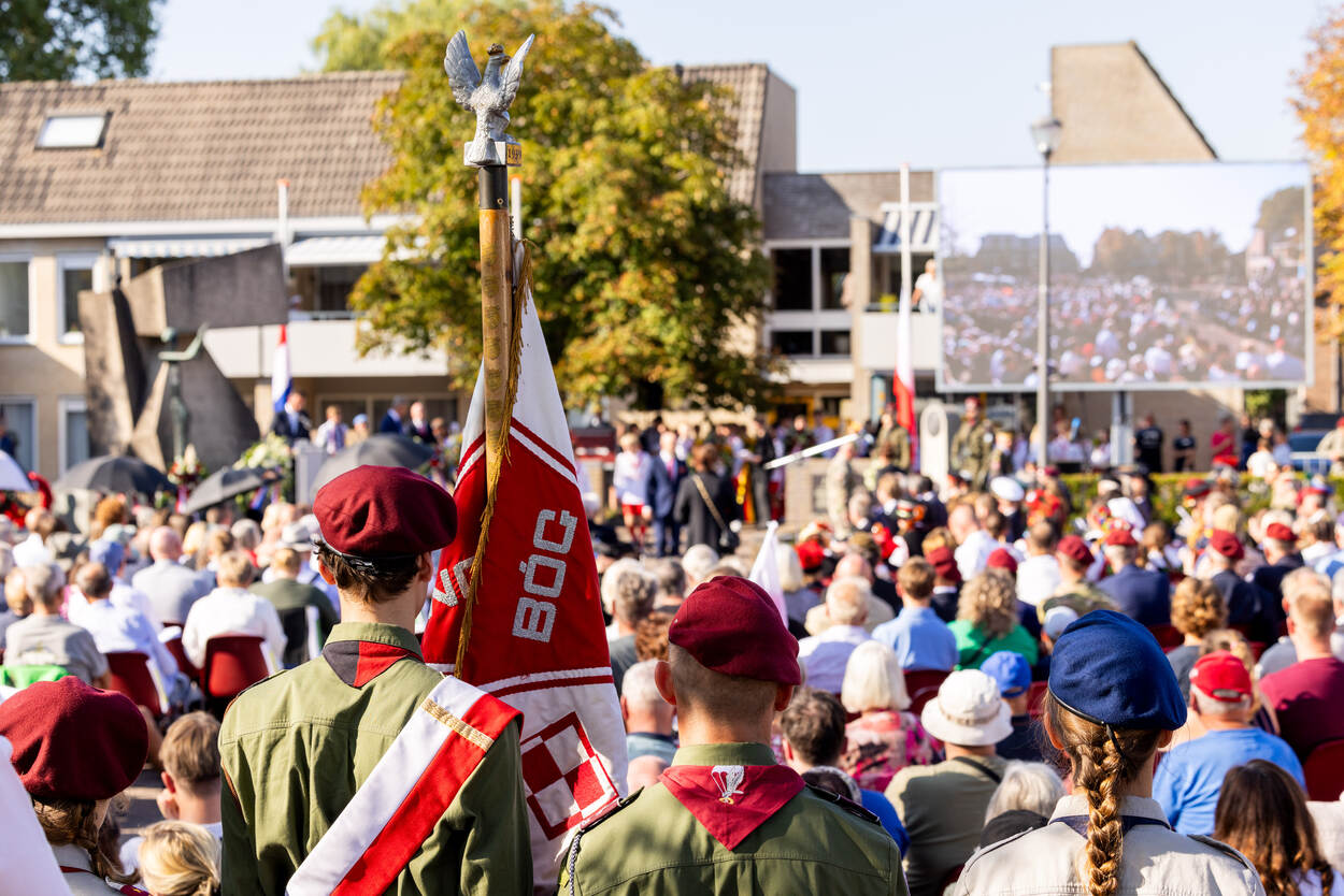 Publiek bij de herdenking op het Polenplein in Driel