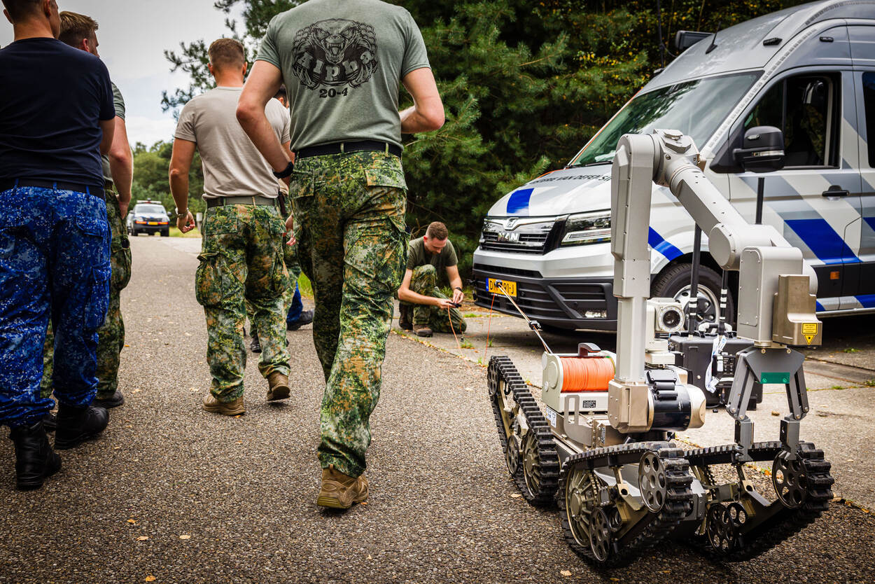 EOD op oefening met nieuwe bus en robot