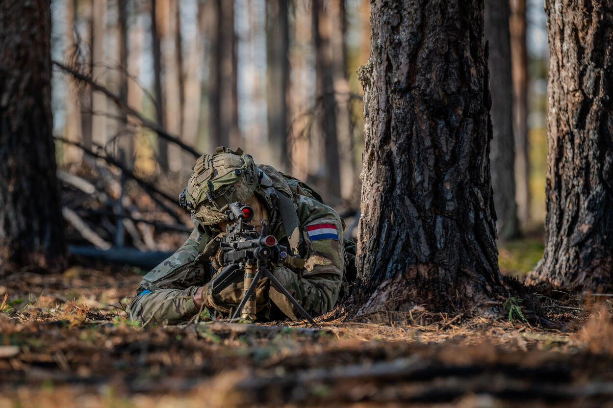 Een Nederlandse militair in actie tijdens oefening Iron Wolf.