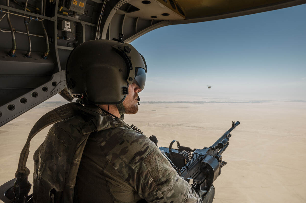 Doorgunner in een Chinook houdt de wacht