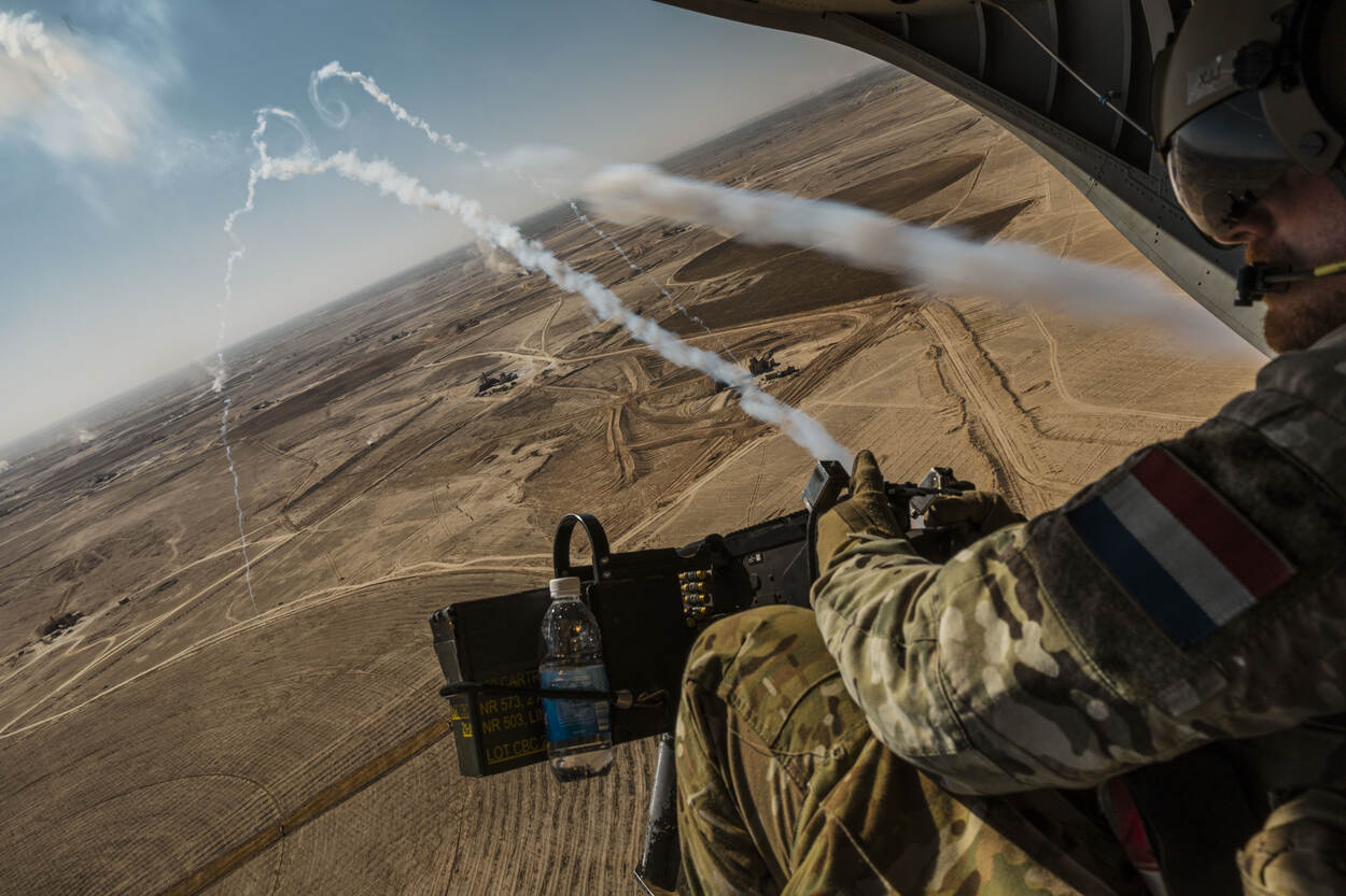 Doorgunner kijkt naar de flares die de chinook afvuurt.