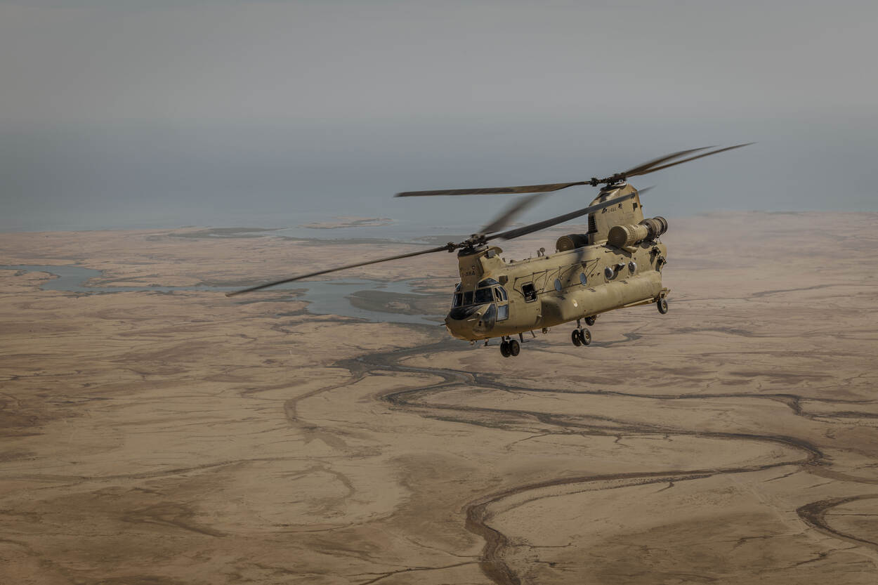 Chinook-helikopter vliegt boven Irak.