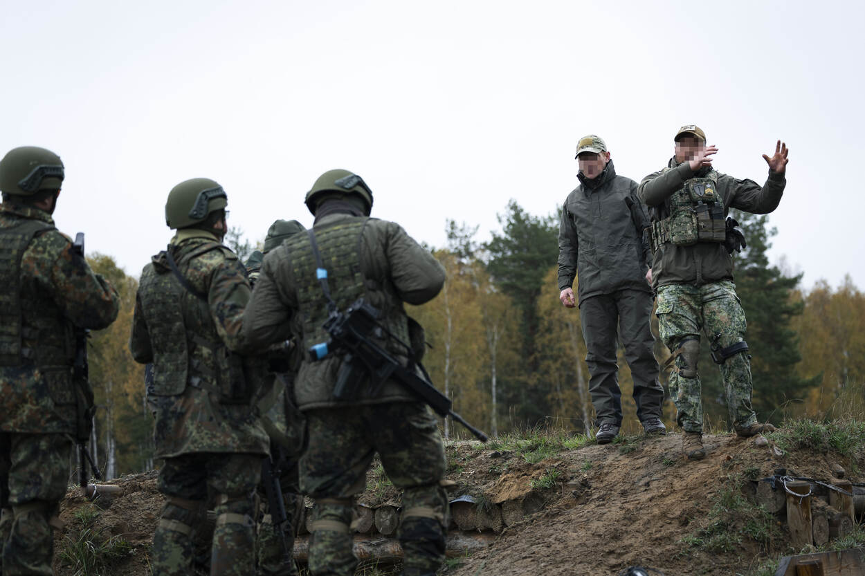 Een Nederlandse instructeur geeft uitleg.