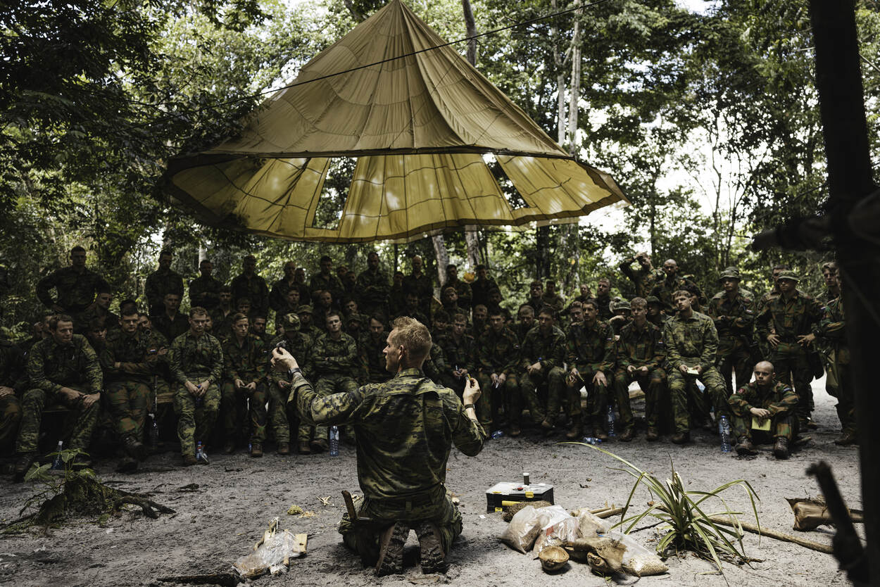 Militairen krijgen les in de jungle.