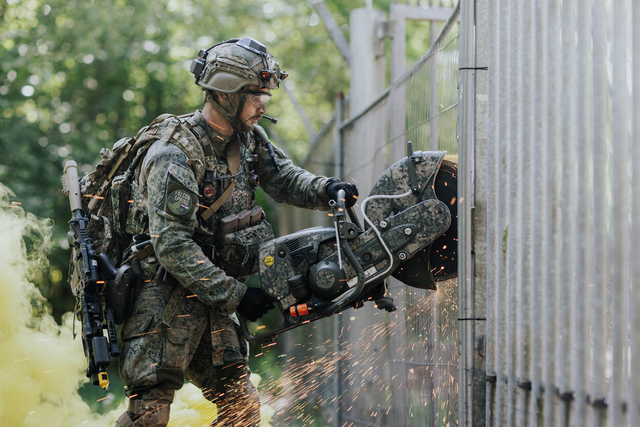 Een militair met een cirkelzaag.
