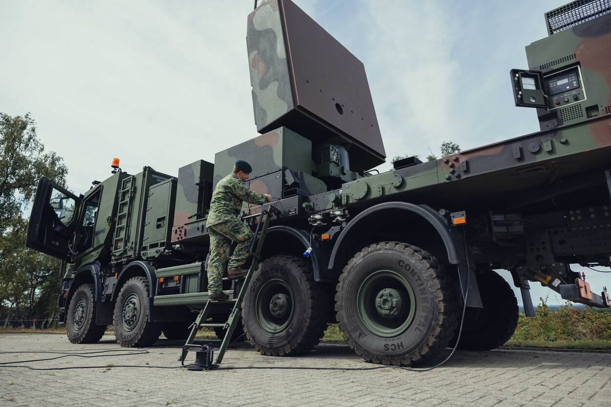 Een militair beklimt de Multi Missie Radar en maakt het apparaat gereed voor inzet.