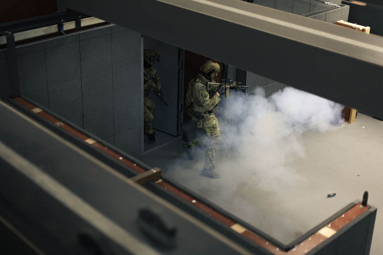 Een militair in een schiethuis