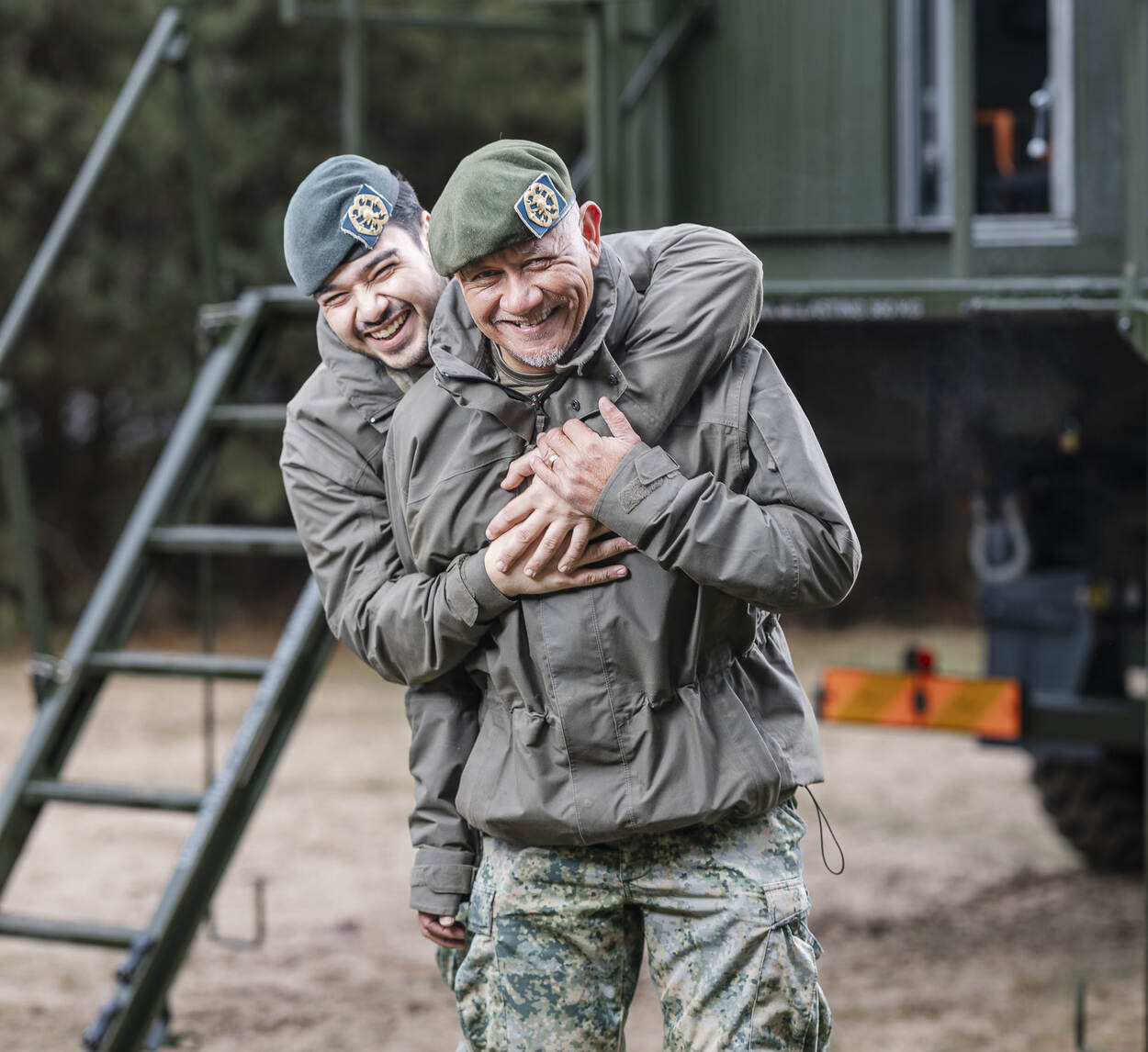 twee poserende militairen die voorkomen in de clip