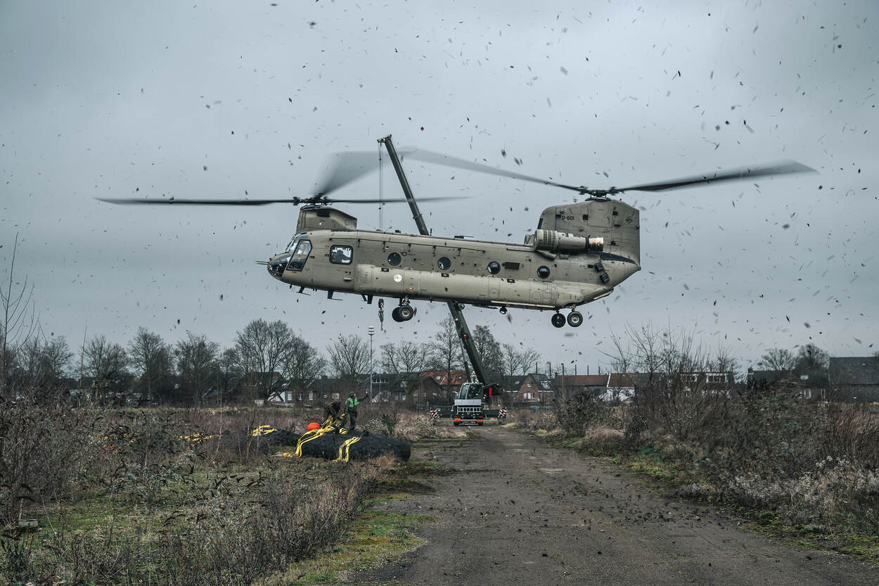 Een Chinook van de Koninklijke Luchtmacht in actie na een damdoorbraak in Maastricht.