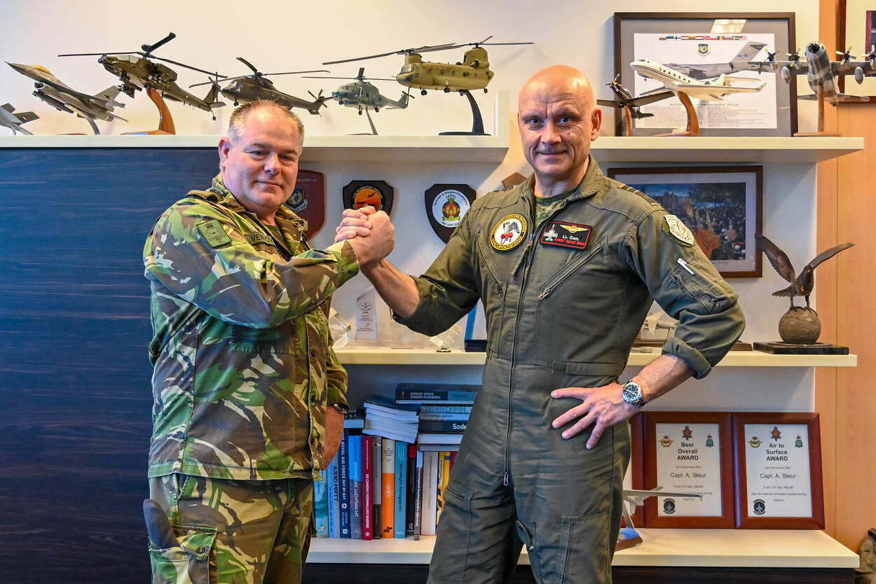 Links Luchtmachtadjudant Terry Venhovens en rechts Commandant-Luchtstrijdkrachten André Steur