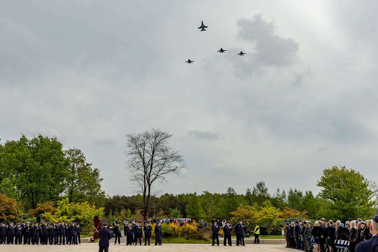 Vier F-16’s vliegen in de missing man-formatie over het monument op de voormalige Vliegbasis Soesterberg