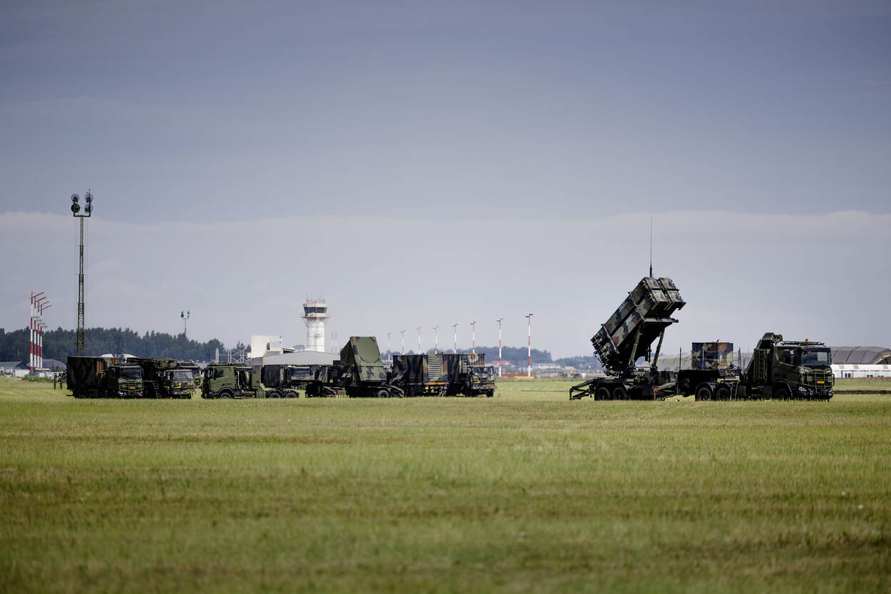 Delen van de Patriot Fire Unit, opgesteld op het gras van vliegbasis Siauliai.