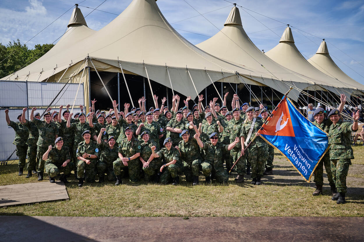 Een groepsfoto van een grote groep vrouwelijke luchtmachtmilitairen.